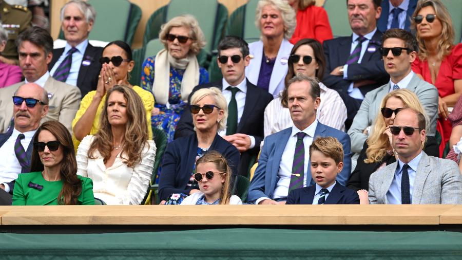 Princesa Kate, Charlotte, George e o Príncipe William durante a final masculina de Wimbledon