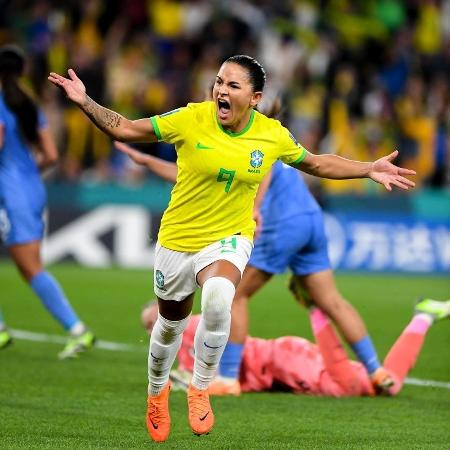 Debinha, da seleção brasileira, comemora gol na Copa feminina