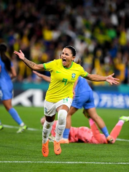 Debinha, da seleção brasileira, comemora gol na Copa feminina