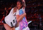 Filha de Kobe Bryant ganha presente de Taylor Swift em show da cantora