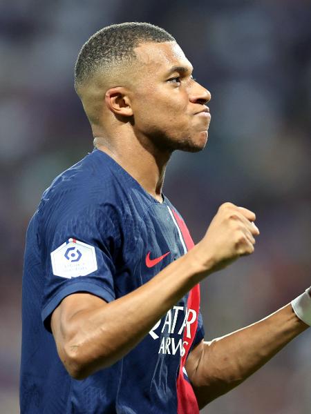 Mbappé comemora após marcar no jogo do PSG contra o Toulouse, pelo Francês