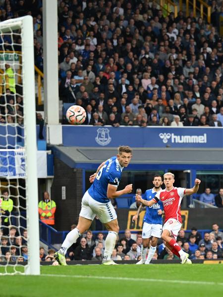 Trossard marcou o único gol do Arsenal na partida contra o Everton