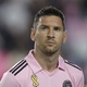Messi pode superar Daniel Alves e bater recorde de t&iacute;tulos na hist&oacute;ria do futebol