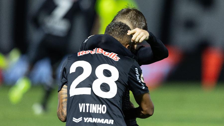 Sasha abraça Vitinho após marcar em Bragantino x Palmeiras, jogo do Campeonato Brasileiro