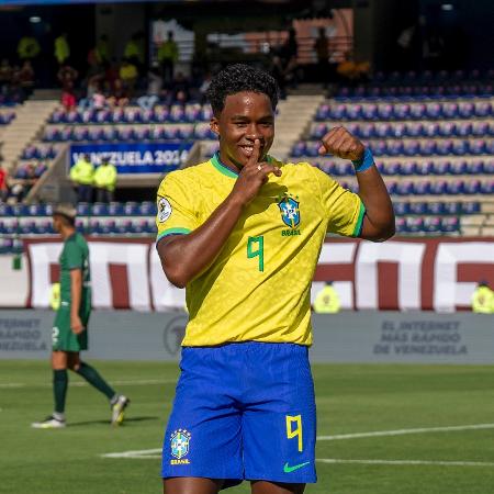 Endrick comemora o gol que fez pela seleção brasileira logo aos quatro minutos do primeiro tempo