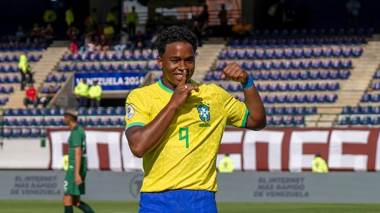 Endrick comemora o gol que fez pela seleção brasileira logo aos quatro minutos do primeiro tempo