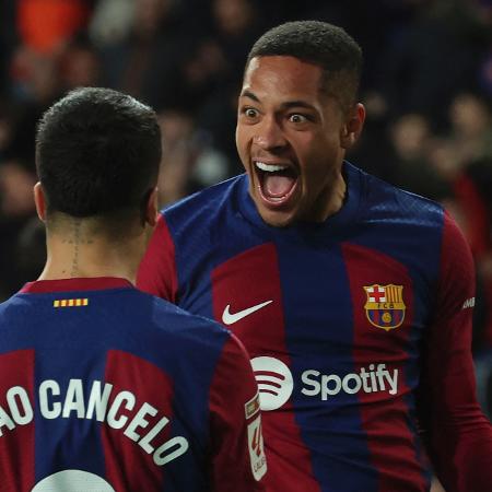 Vitor Roque, do Barcelona, comemora após marcar seu primeiro gol na Europa