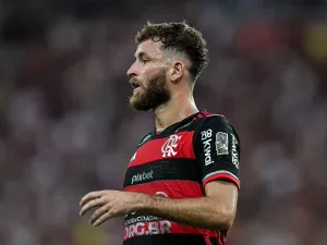 Léo Pereira é multado por atraso em chegada ao treino do Flamengo