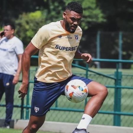 Sabino em treino do São Paulo; zagueiro conquistou diretoria do Tricolor