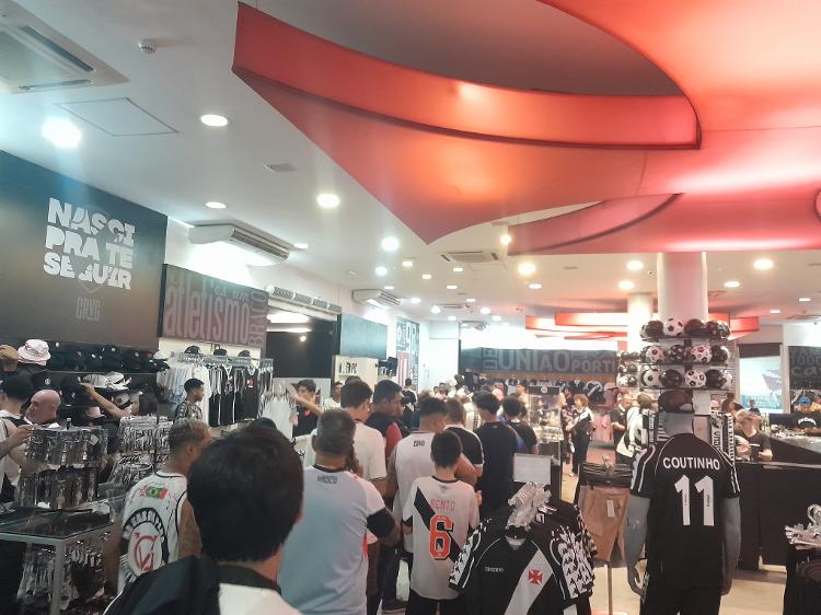 Torcedores do Vasco fizeram fila na loja de São Januário após anúncio de Coutinho