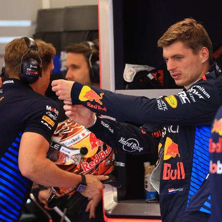 Max Verstappen e os engenheiros da Red Bull antes do GP da Hungria de F1