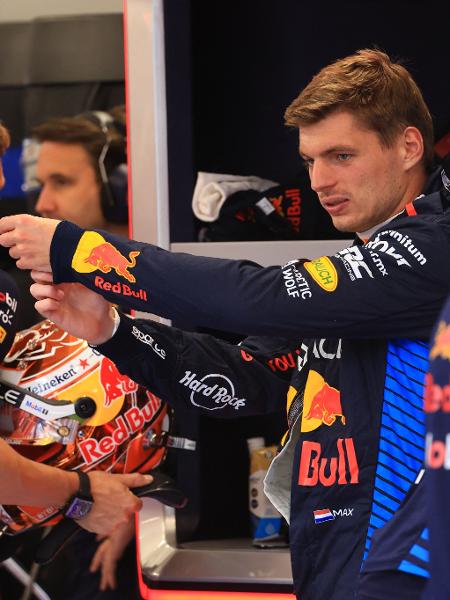 Max Verstappen e os engenheiros da Red Bull antes do GP da Hungria de F1