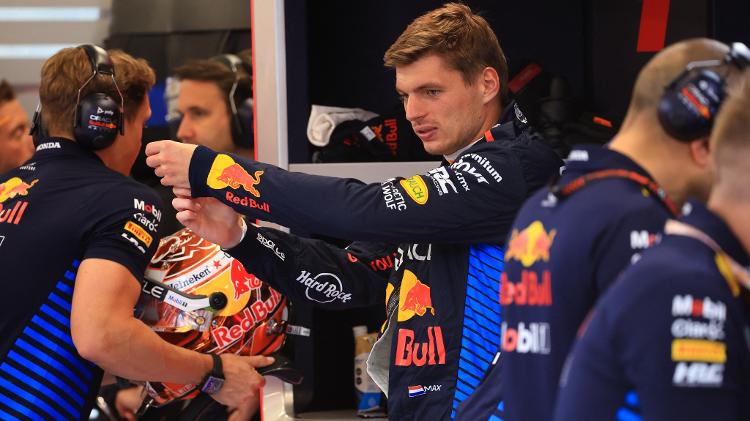 Max Verstappen e os engenheiros da Red Bull antes do GP da Hungria de F1