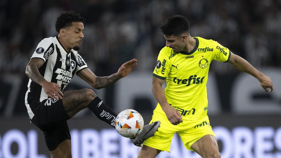 Gregore e Flaco López brigam pela bola em Botafogo x Palmeiras, partida da Libertadores