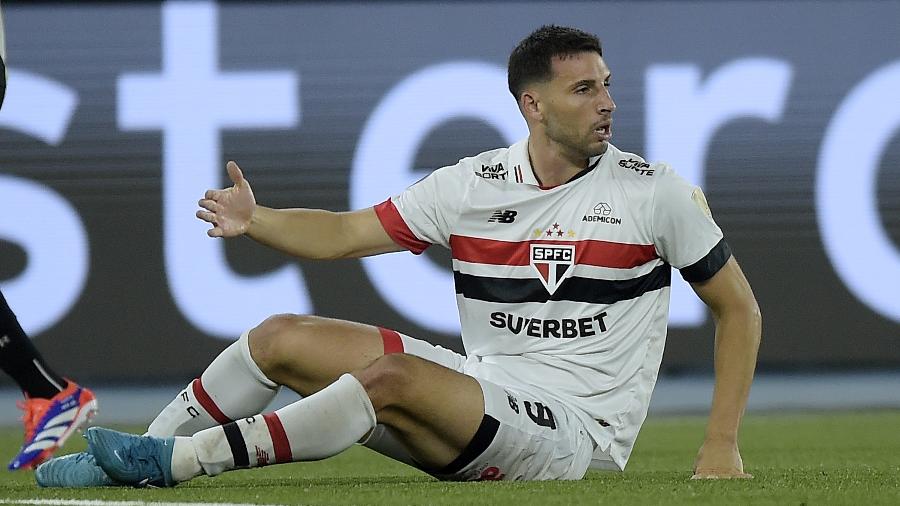 Calleri se lamenta durante Botafogo x São Paulo, duelo da Libertadores