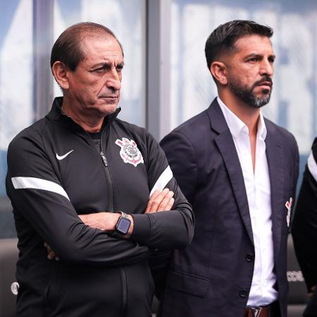 Ramón Díaz, técnico do Corinthians, ao lado de seu auxiliar, Emiliano, seu filho