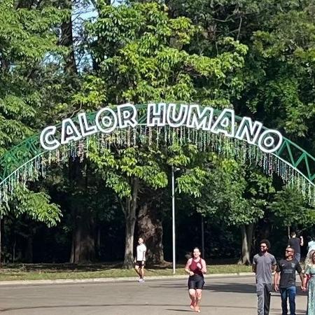 Placa no parque Ibirapuera, em São Paulo