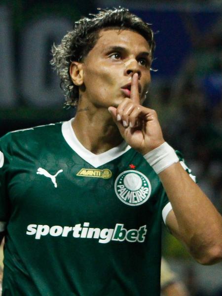 Richard Ríos comemora gol do Palmeiras sobre o Cerro Porteño pedindo silêncio aos torcedores Richard Ríos comemora gol do Palmeiras sobre o Cerro Porteño pedindo silêncio aos torcedores
