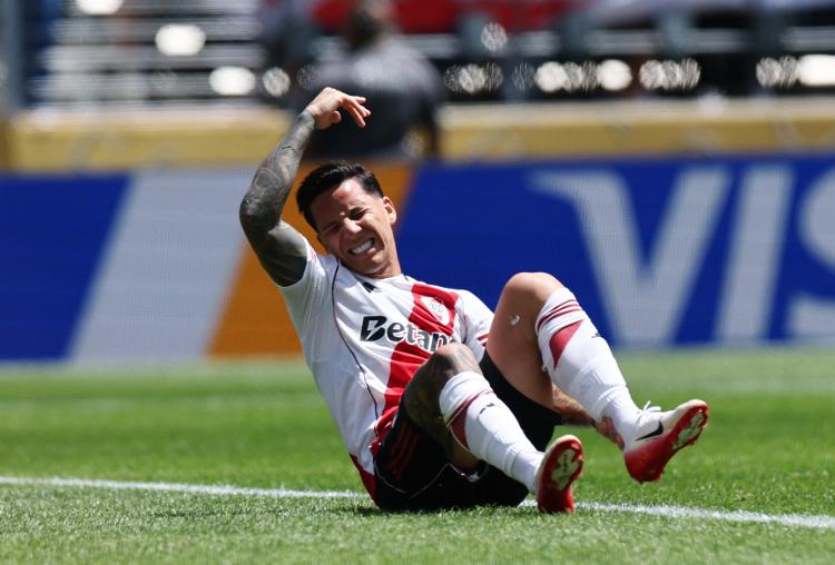 Driussi se machuca após marcar para o Rivar Plate contra o Urawa no Mundial de Clubes