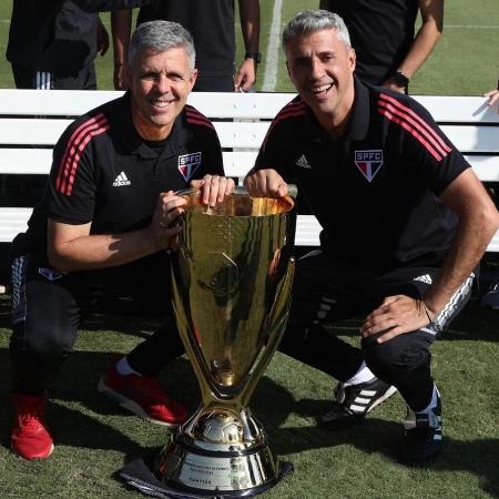 Alejandro Kohan (esq.) e Hernán Crespo com a taça do Paulistão pelo São Paulo Alejandro Kohan (esq.) e Hernán Crespo com a taça do Paulistão pelo São Paulo