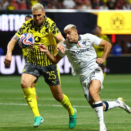 Sule em ação durante Borussia Dortmund x Monterrey, duelo do Mundial Sule em ação durante Borussia Dortmund x Monterrey, duelo do Mundial