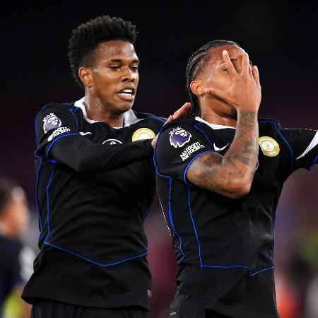 Estevão e João Pedro comemoram gol marcado pelo Chelsea contra o West Ham no Campeonato Inglês Estevão e João Pedro comemoram gol marcado pelo Chelsea contra o West Ham no Campeonato Inglês