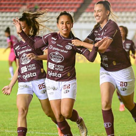 Raquel, da Ferroviária, comemora gol na Libertadores