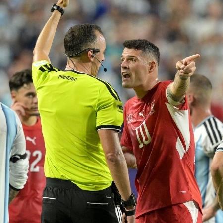 Granit Xhaka, capitão da Suíça, reclama de árbitro em partida contra a Argentina na Copa do Mundo
