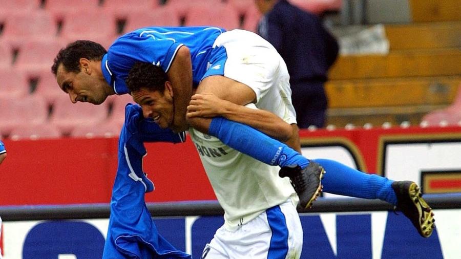 Edmundo e Amauri comemoram gol do Napoli em jogo contra o Verona, em 2001 - Grazia Neri/AllSport