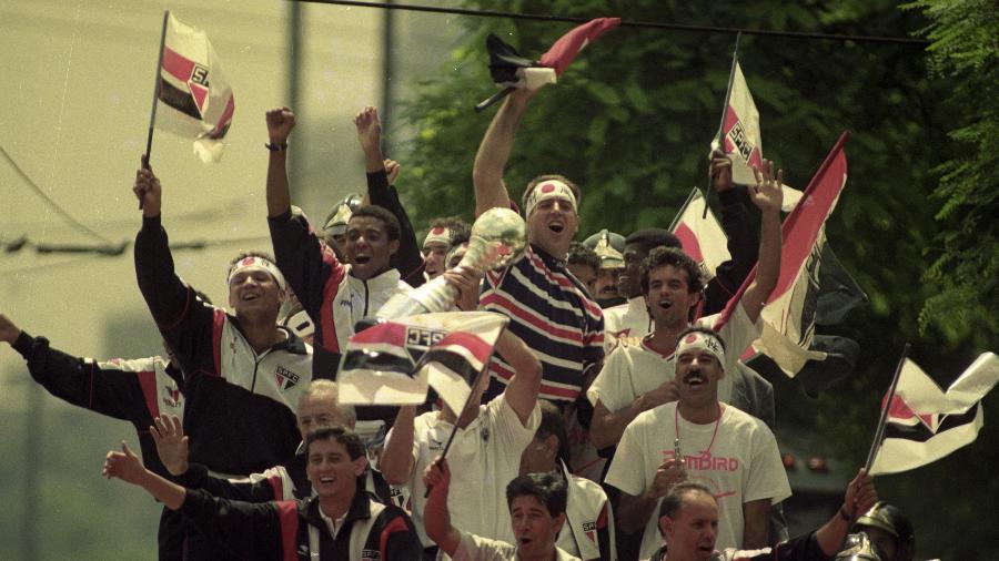 Jogadores do São Paulo desfilam em carro aberto após a conquista do Mundial Interclubes de 1992 - Ormuzd Alves/Folhapress