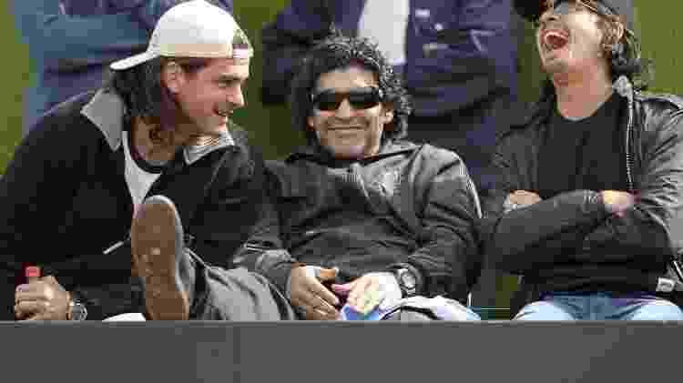 Mancuso (à esquerda da foto) e Maradona acompanham juntos treino da Argentina para a Copa Davis em 2008 - AFP/JUAN MABROMATA