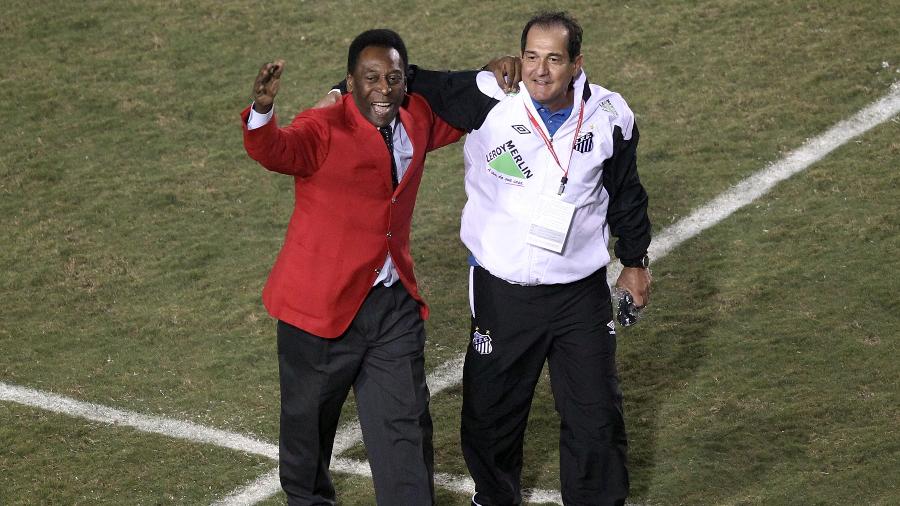 Pelé (e) e Muricy Ramalho se abraçam após o Santos vencer a Libertadores de 2011 - Rivaldo Gomes/Folhapress