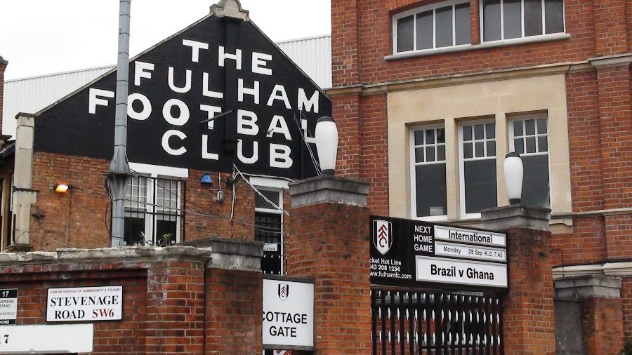 Visão do estádio Craven Cottage, estádio do Fulham, com a casa que serve de vestiário externo (no alto à esquerda), es - Bruno Freitas/UOL