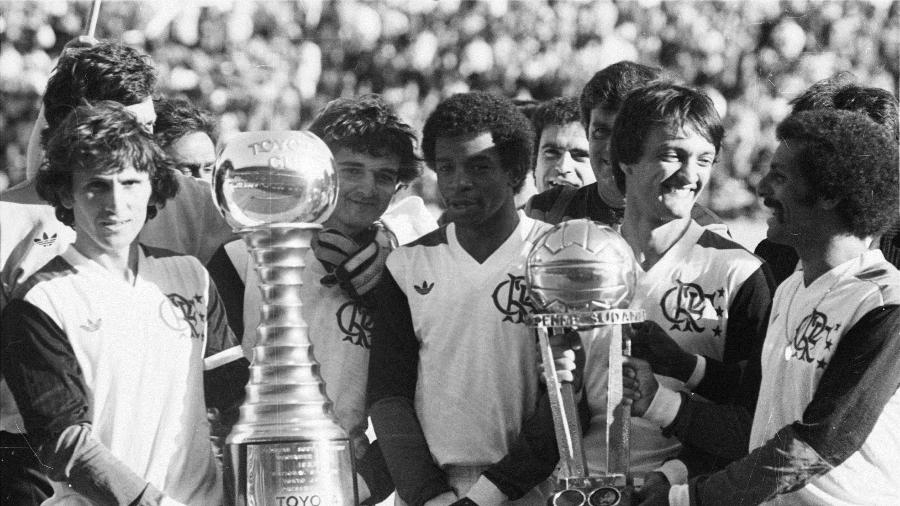 Zico, Tita, Andrade, Leandro e Júnior comemoram título mundial do Flamengo após vitória sobre o Liverpool - Agência O Globo