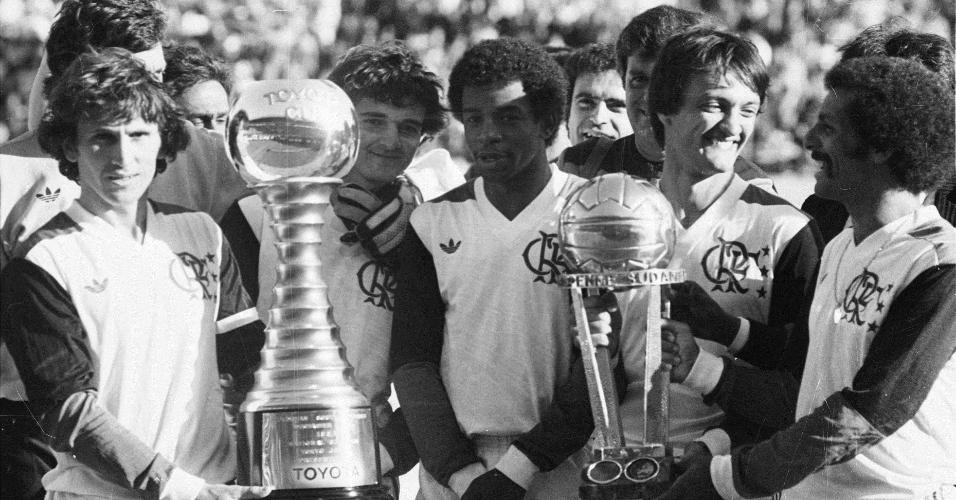 Zico, Júnior e demais jogadores do Flamengo comemoram título mundial sobre o Liverpool