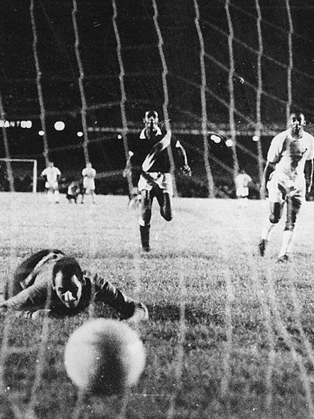 Goleiro Andrada observa bola batida por Pelé encontrar as redes no famoso milésmo gol do Rei - Arquivo Folha Imagem