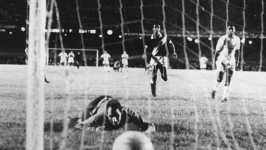Goleiro Andrada observa bola batida por Pelé encontrar as redes no famoso milésmo gol do Rei - Arquivo Folha Imagem