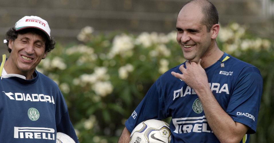 Preparador de goleiros, Carlos Pracidelli e Marcos sorriem durante treinamento na Academia de Futebol (2004)