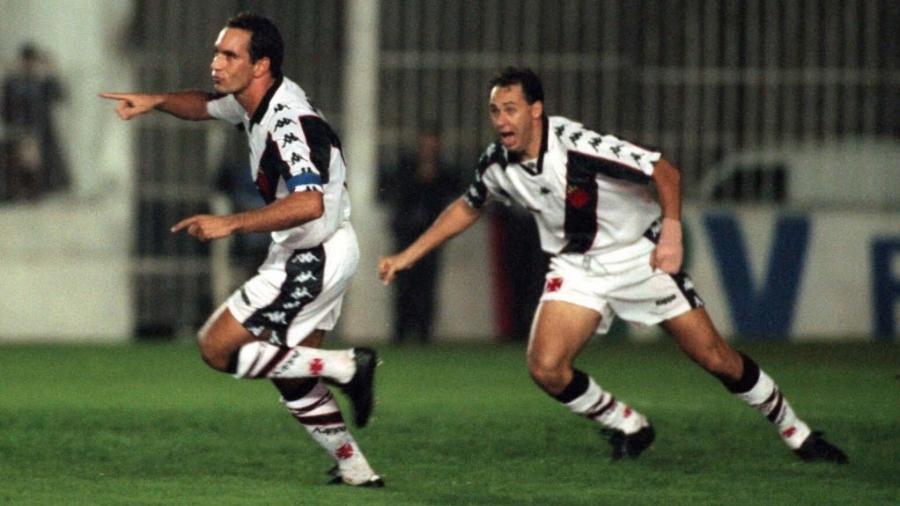 Edmundo, ao lado de Evair, celebra gol do Vasco em 1997: ex-atacante fez 29 gols naquela edição e foi artilheiro - Folha Imagem/Arquivo