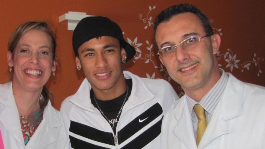 Dr. Herbert Kramer (d) com sua esposa, ao lado de Neymar no Hospital - Divulgação/Dr. Herbert Kramer