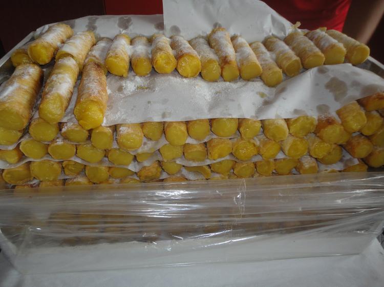 Canoli, doce típico italiano, vendido na Rua Javari, estádio do Juventus da Mooca Canoli, doce típico italiano, vendido na Rua Javari, estádio do Juventus da Mooca