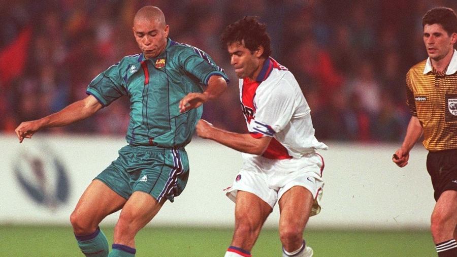 Ronaldo é marcado por Raí durante a final da Copa dos Campeões de Copas de 1996/97, no estádio do Feyenoord - Ruediger Fessel/Bongarts/Getty Images