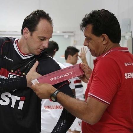 Rogério Ceni recebe a faixa das mãos de Haroldo Lamounier - Rubens Chiri/Site Oficial São Paulo