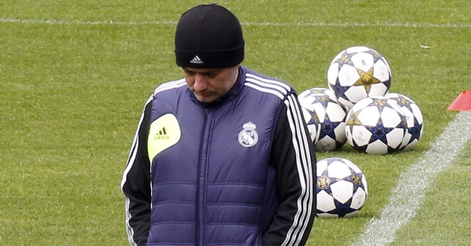 29.abr.2013 - José Mourinho caminha pelo gramado do centro de treinamentos do Real Madrid em Valdebebas