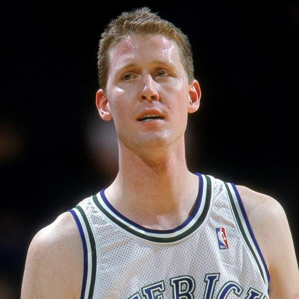 22.mai.2013 - Shawn Bradley vestindo a camisa do Dallas Mavericks