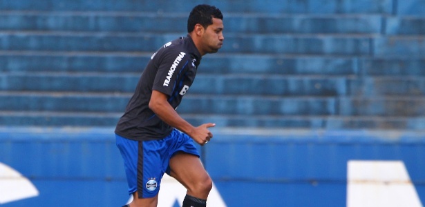 André Santos trabalha normalmente em treinamento do Grêmio, mas será reserva - Lucas Uebel/Preview.com