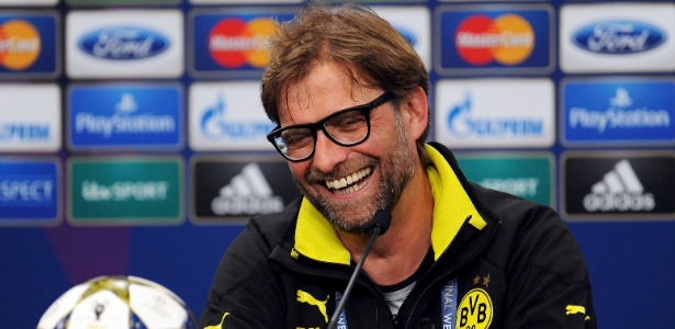 Técnico Jürgen Klopp, do Borussia Dortmund, sorri durante coletiva de imprensa - Handout/UEFA via Getty Images