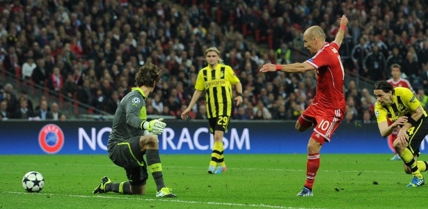 Robben toca na saída de Weidenfeller, do Borussia, e marca o gol do título do Bayern - AFP PHOTO / ANDREW YATES