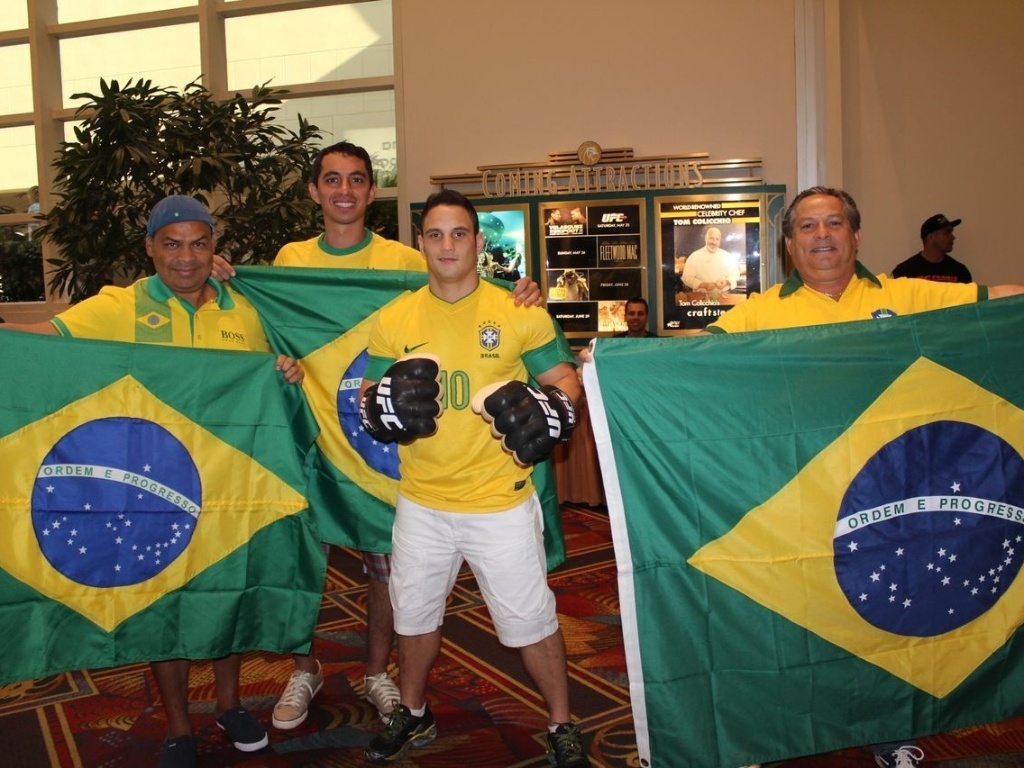25.mai.2013 - Brasileiros vão caracterizados para apoiar Glover Teixeira, Cigano e Pezão - Evelyn Rodrigues/UOL Esporte