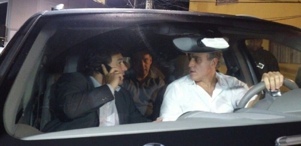 André Cury ao lado de diretor do Barcelona durante saída de Neymar do Santos - Samir Carvalho/UOL